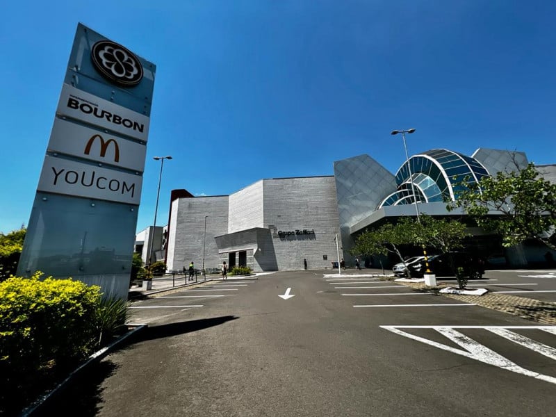 Mesmo com fechamento da filial, nome da Youcom continuava na placa em frente ao Bourbon