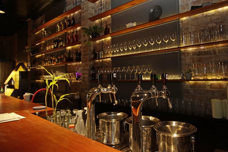 O Mura Bar oferece opções de drinks, cervejas, chopes, vinhos e espumante, além de petiscos  Foto: LUIZA PRADO/JC