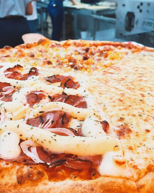 A pizza de 20 cm pode ter apenas um sabor, a de 35cm, dois e a de 45cm, tr&ecirc;s Foto: INSTAGRAM/REPRODU&Ccedil;&Atilde;O/DIVULGA&Ccedil;&Atilde;O