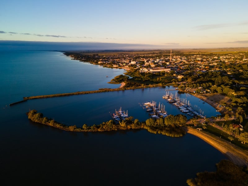 Conhecida como Costa Doce, a região conta com várias praias e atrativos para toda a família