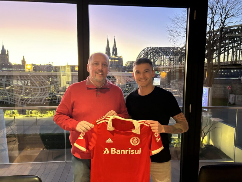 O presidente Alessandro Barcellos assinou pré-contrato com Aránguiz