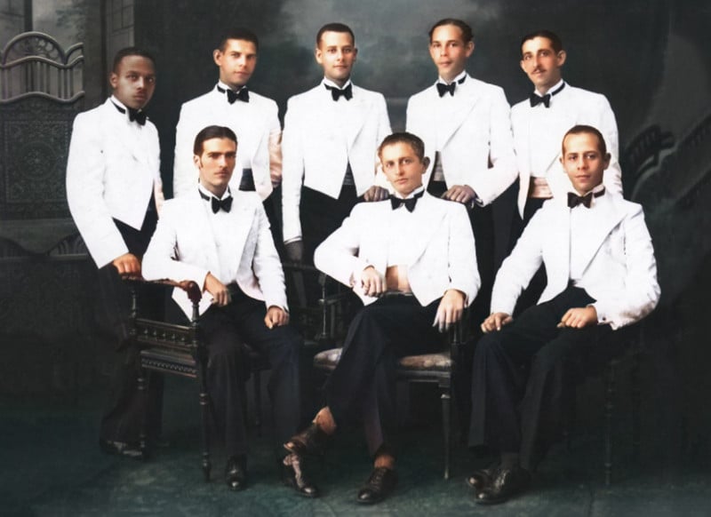 Johnson (primeiro à esquerda, acima) posa elegante para foto com os colegas do Jazz Cruzeiro, em 1933