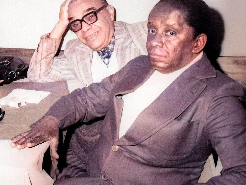 Johnson divide uma mesa de bar com Jamel&atilde;o, em imagem dos anos 1970