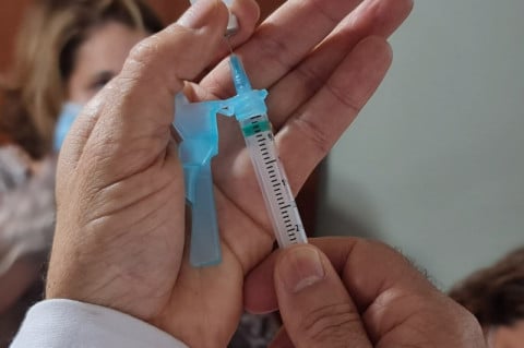 Vacina bivalente contra Covid-19 será distribuída nesta quinta-feira no RS 