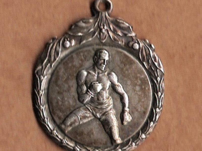 Uma das medalhas conquistadas por Johnson em seus dias de boxeador