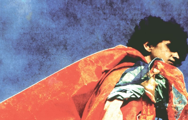 Caetano Veloso veste parangolé  de Hélio Oiticica - criação que, desde sempre, traz conexão de alma com o Carnaval