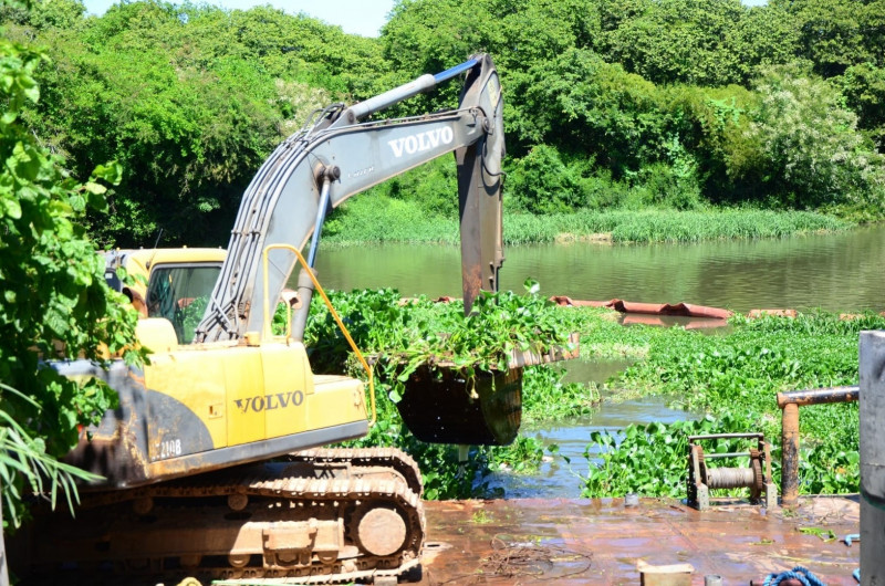 Com a estiagem, o nível do Rio Gravataí baixou muito e todo o resíduo ficou parado na vegetação