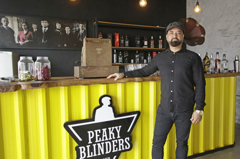 Pub temático de Peaky Blinders em Canoas aposta em cardápio com referências  da série