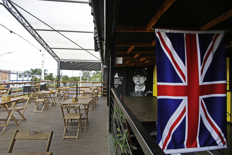 Pub temático de Peaky Blinders em Canoas aposta em cardápio com referências  da série