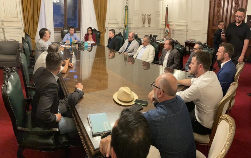 {'nm_midia_inter_thumb1':'https://www.jornaldocomercio.com/_midias/jpg/2023/02/23/206x137/1_reuniao_governo_do_estado_e_prefeitos_granpal-10130874.jpg', 'id_midia_tipo':'2', 'id_tetag_galer':'', 'id_midia':'63f789327b908', 'cd_midia':10130874, 'ds_midia_link': 'https://www.jornaldocomercio.com/_midias/jpg/2023/02/23/reuniao_governo_do_estado_e_prefeitos_granpal-10130874.jpg', 'ds_midia': 'Reunião governo do Rio Grande do Sul e prefeitos da Granpal sobre situação no Rio Gravataí', 'ds_midia_credi': 'Granpal/Divulgação/JC', 'ds_midia_titlo': 'Reunião governo do Rio Grande do Sul e prefeitos da Granpal sobre situação no Rio Gravataí', 'cd_tetag': '1', 'cd_midia_w': '800', 'cd_midia_h': '505', 'align': 'Left'}