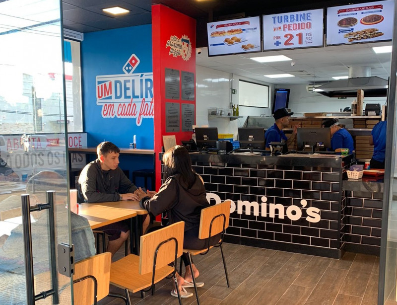 {'nm_midia_inter_thumb1':'https://www.jornaldocomercio.com/_midias/jpg/2023/02/26/206x137/1_minuto_varejo_dominos_pizzaria_zona_sul_jornal_do_comercio-10133044.jpg', 'id_midia_tipo':'2', 'id_tetag_galer':'', 'id_midia':'63fb707b535d4', 'cd_midia':10133044, 'ds_midia_link': 'https://www.jornaldocomercio.com/_midias/jpg/2023/02/26/minuto_varejo_dominos_pizzaria_zona_sul_jornal_do_comercio-10133044.jpg', 'ds_midia': 'Minuto Varejo - Domino's - pizzaria - abre na Zona Sul de Porto Alegre - avenida Cavalhada - gastronomia - fast-food - pizza - empreendimento - loja  ', 'ds_midia_credi': 'RODRIGO FREITAS/DIVULGA&Ccedil;&Atilde;O/JC ', 'ds_midia_titlo': 'Minuto Varejo - Domino's - pizzaria - abre na Zona Sul de Porto Alegre - avenida Cavalhada - gastronomia - fast-food - pizza - empreendimento - loja  ', 'cd_tetag': '1', 'cd_midia_w': '800', 'cd_midia_h': '614', 'align': 'Left'}
