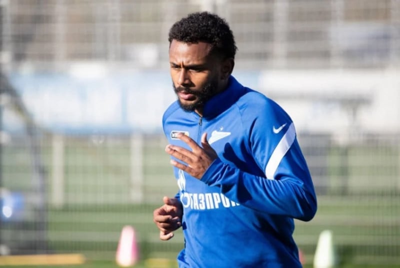 Uma banana foi atirada em campo enquanto Wendel (foto) e o lateral esquerdo Douglas Santos eram substitu&iacute;dos