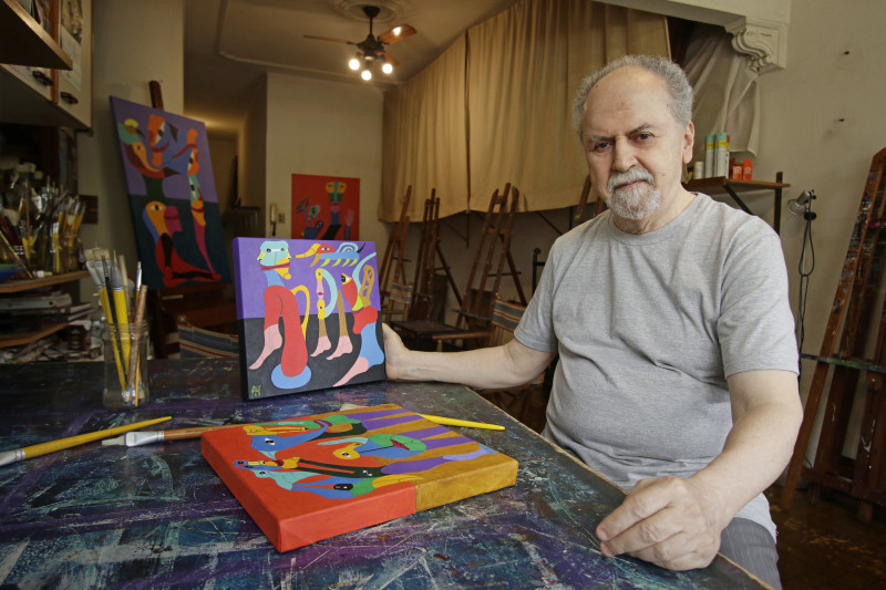 O artista Britto Velho, em seu atelier: "Quem ganha dinheiro &eacute; quem investe, nunca o artista"