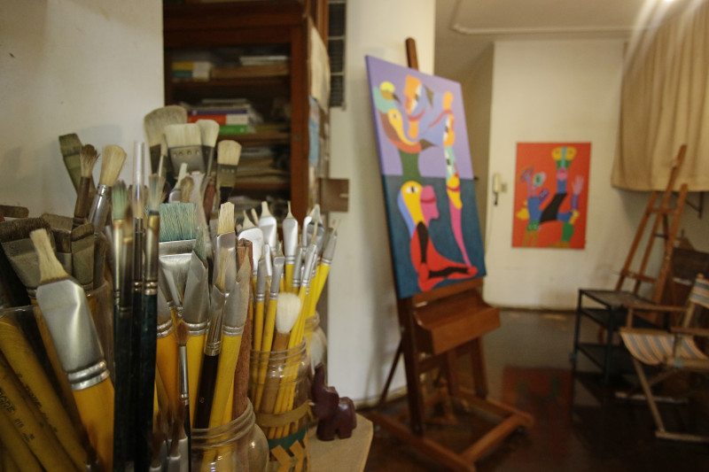 Artista reside e trabalha no mesmo apartamento há mais de três décadas 