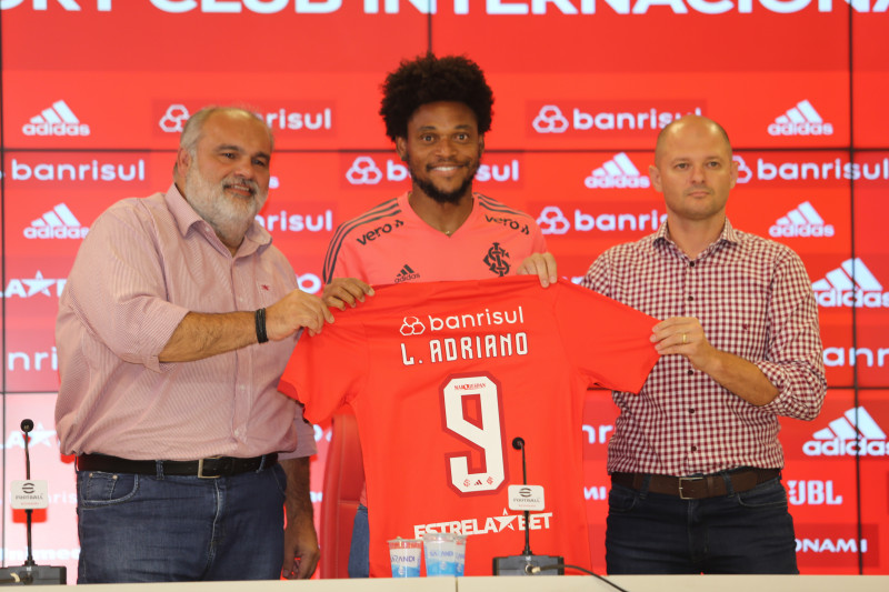 Luiz Adriano afirmou estar muito feliz ao lado da família de volta ao clube que lhe formou