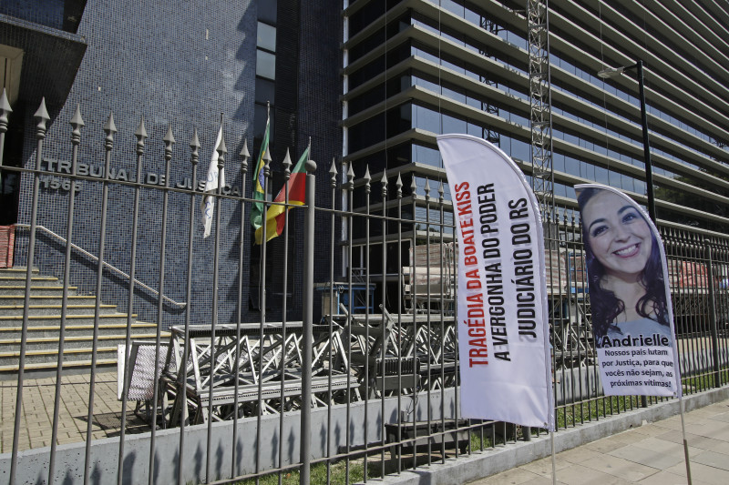 Mensagens de protestos de familiares foram colocados na frente do Tribunal de Justiça 