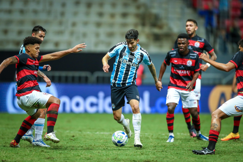 Villasanti armou a jogada do primeiro gol do Grêmio e deu a assistência para Ferreira ampliar 