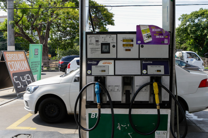 Petrobras espera que o preço médio da gasolina nas bombas caia dos atuais R$ 5,49 para R$ 5,20 por litro após o repasse integral do corte nas refinarias
