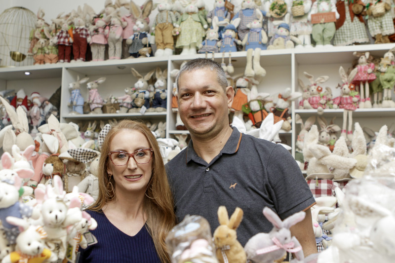 O casal Carolina Büttenbender e André Teixeira é responsável pela loja de decoração 