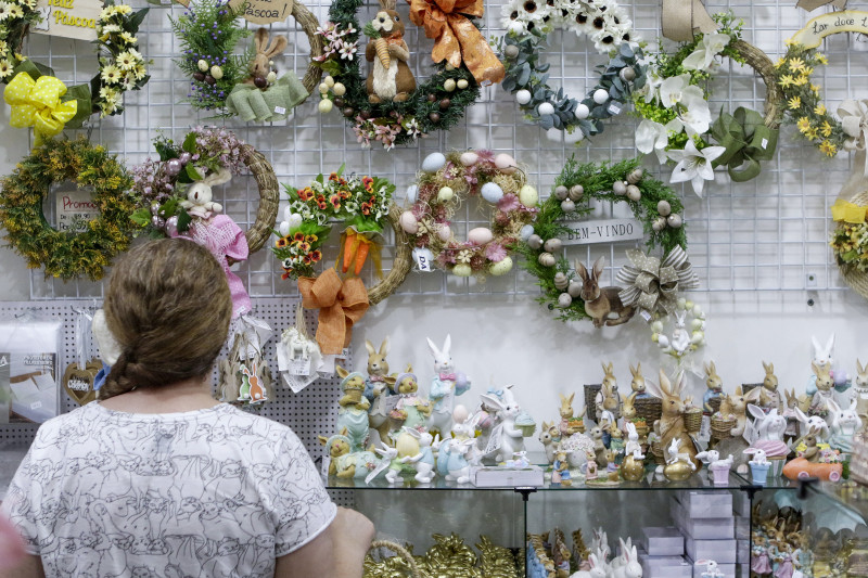 {'nm_midia_inter_thumb1':'https://www.jornaldocomercio.com/_midias/jpg/2023/03/03/206x137/1__mg_0033-10139184.jpg', 'id_midia_tipo':'2', 'id_tetag_galer':'', 'id_midia':'640260c456d0e', 'cd_midia':10139184, 'ds_midia_link': 'https://www.jornaldocomercio.com/_midias/jpg/2023/03/03/_mg_0033-10139184.jpg', 'ds_midia': 'Loja Benderoka, Avenida Assis Brasil, 3695 - Minuto Varejo - Páscoa -', 'ds_midia_credi': 'ISABELLE RIEGER/JC', 'ds_midia_titlo': 'Loja Benderoka, Avenida Assis Brasil, 3695 - Minuto Varejo - Páscoa -', 'cd_tetag': '1', 'cd_midia_w': '800', 'cd_midia_h': '533', 'align': 'Left'}