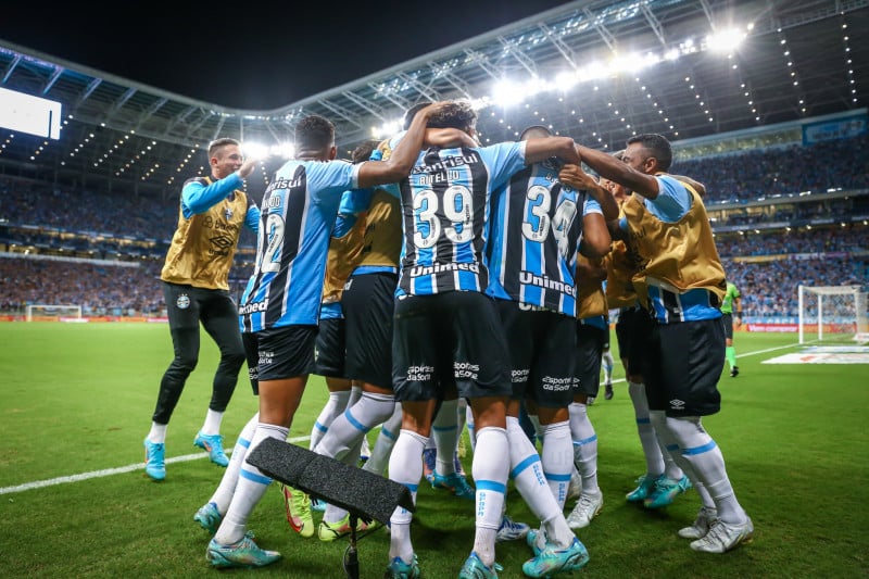 Com dois gols marcados nos acréscimos de cada tempo, time gremista comemorou a vitória junto à torcida
