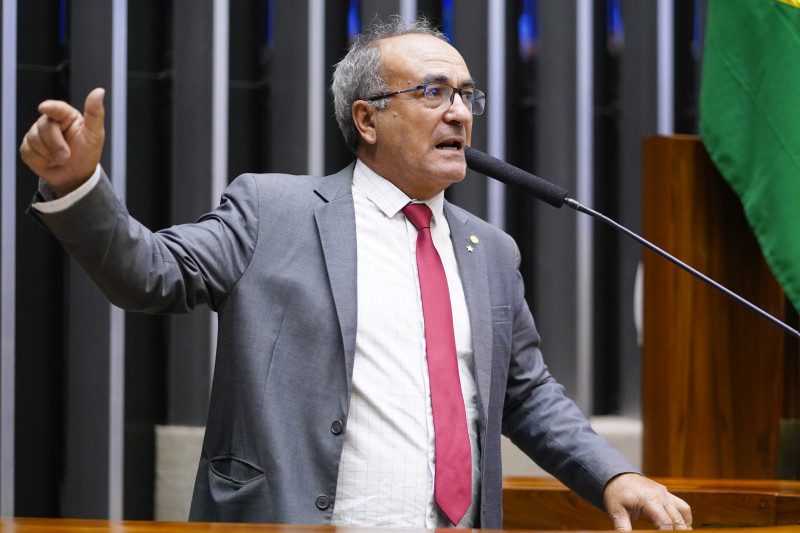 Para petista, bancada precisa ir além da mera distribuição de emendas parlamentares