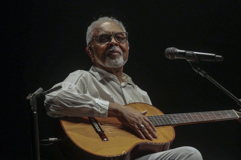 Gilberto Gil conduziu um show de mais de 2h na noite de sábado (4) na Capital gaúcha