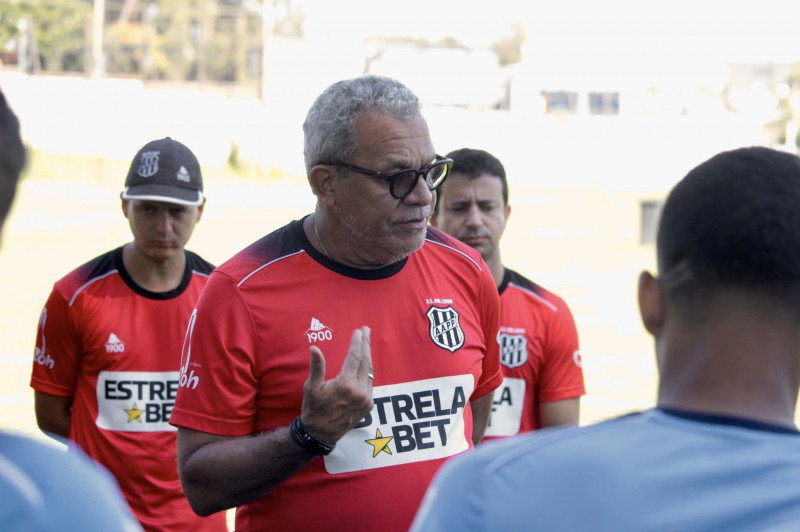 Hélio dos Anjos afirmou ter ouvido gritos de ‘negrão’ vindos da arquibancada do Bento Freitas
