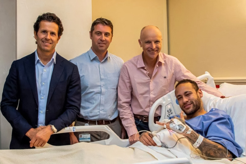 Presen&ccedil;a do m&eacute;dico Rodrigo Lasmar (e), do Galo e da sele&ccedil;&atilde;o, na cirurgia foi um pedido do pr&oacute;prio Neymar
