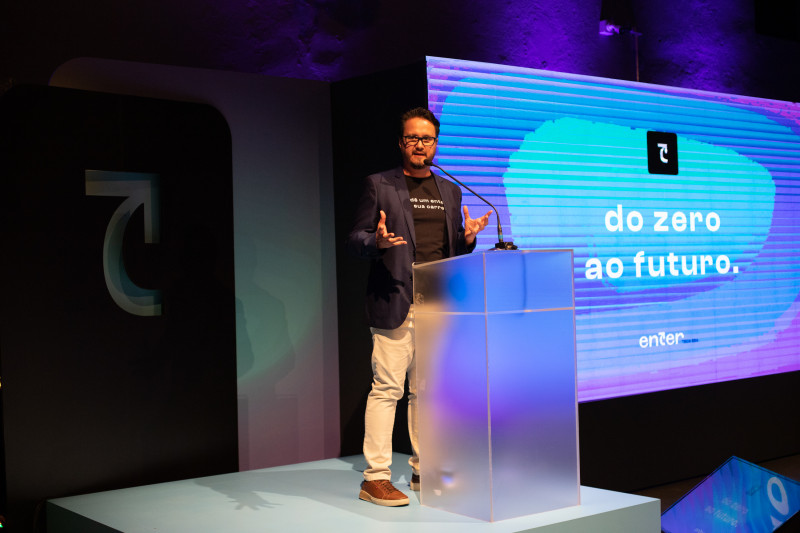 Martins conta que escola é 100% online e com foco em hard e soft skills