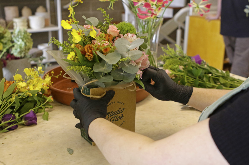 Os arranjos s&atilde;o feitos pelas m&atilde;os de Mona e de suas outras tr&ecirc;s funcion&aacute;rias Foto: LUIZA PRADO/JC