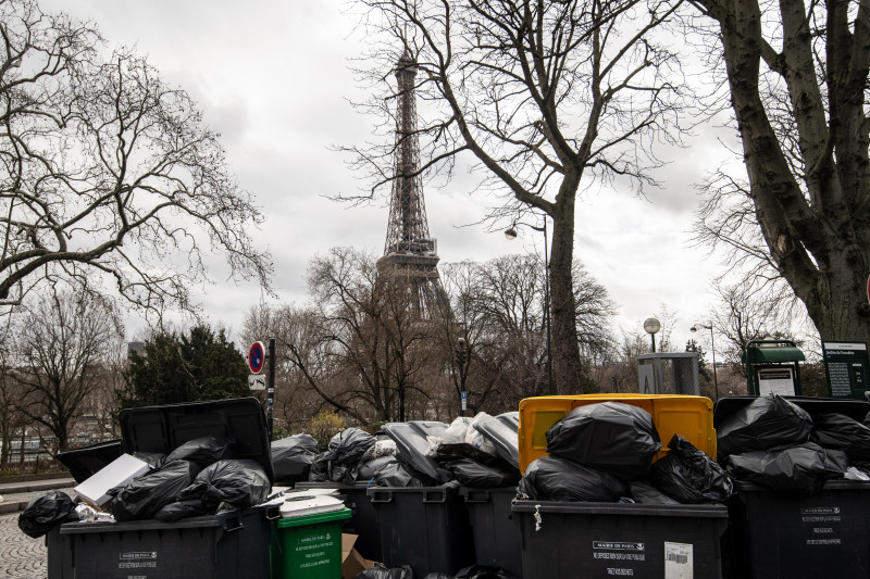 Paris acumula 5.400 toneladas de resíduos não recolhidos devido à greve dos garis
