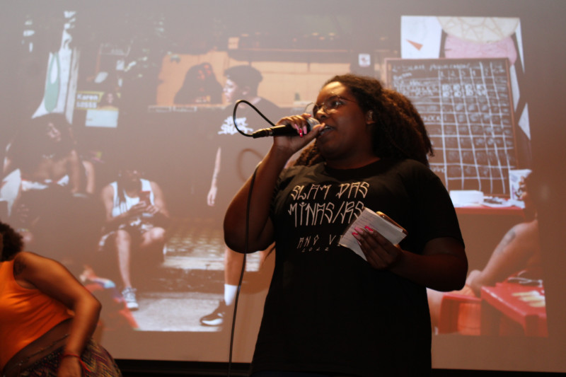 Grupo de mulheres ocupa espaço urbano difundindo ideias em versos na primeira edição do Slam das Minas de 2023