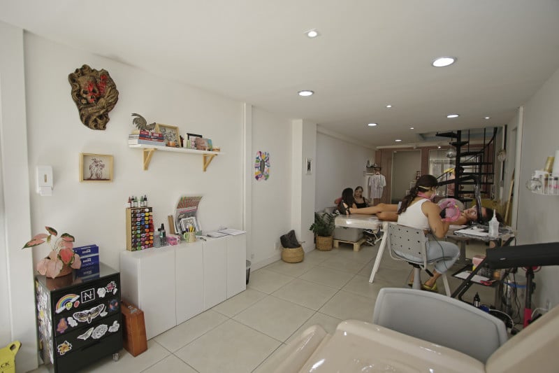 Decorado com cores neutras e elementos coloridos, o estabelecimento tamb&eacute;m conta com &aacute;rea externa Foto: LUIZA PRADO/JC