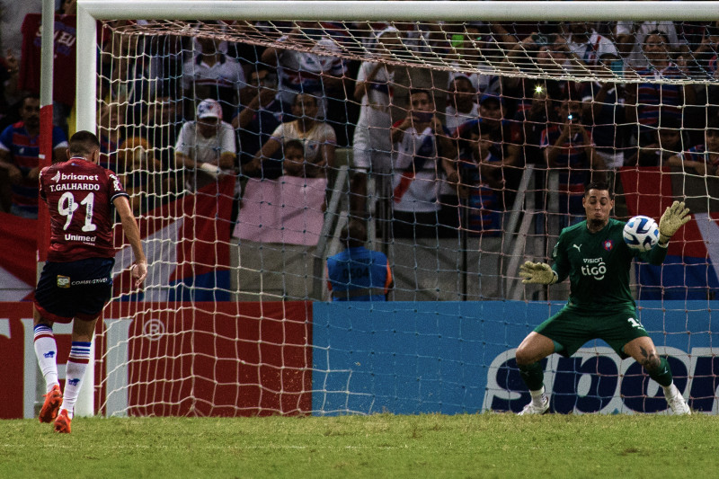 No primeiro jogo, Thiago Galhardo desperdiçou um pênalti, defendido por Jean, ex-goleiro do São Paulo
