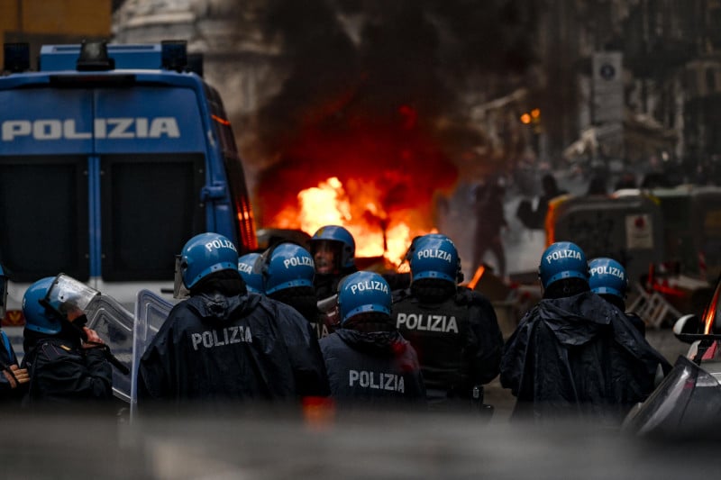 Um carro de polícia e veículos civis foram incendiados por torcedores do Eintracht Frankfurt