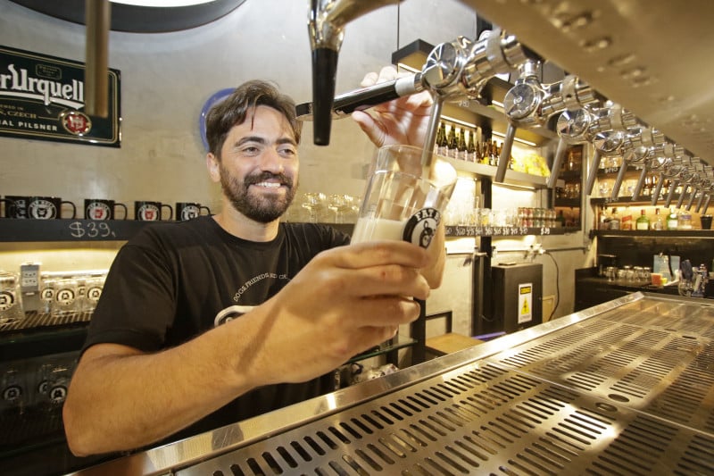 Daniel Jeffman &eacute; respons&aacute;vel pelas receitas das cervejas da Fat Bull
 Foto: LUIZA PRADO/JC