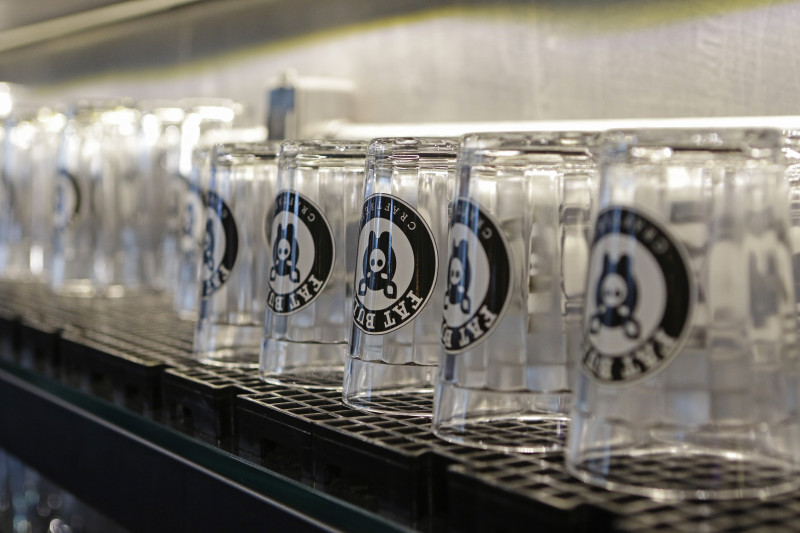 A Fat Bull tamb&eacute;m comercializa produtos caracter&iacute;sticos da marca, como copos, camisetas e bon&eacute;s Foto: LUIZA PRADO/JC