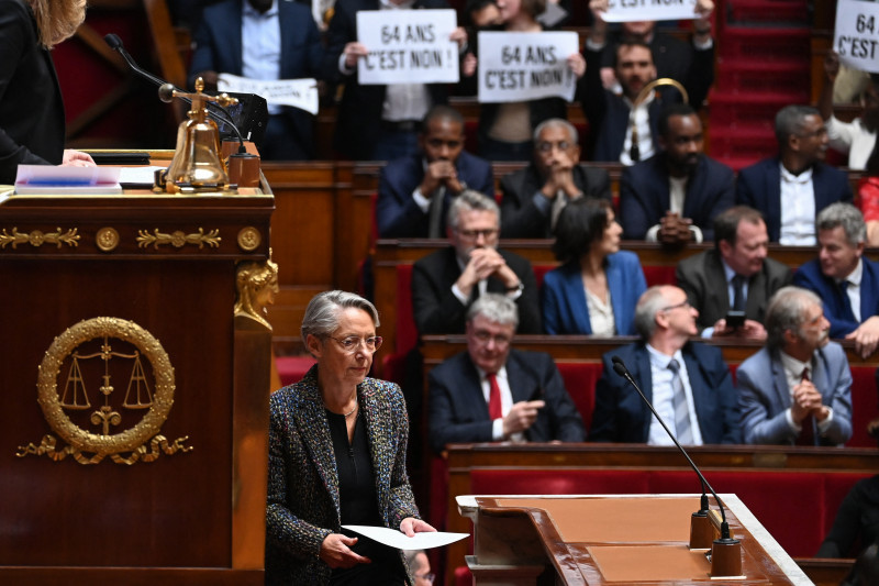Primeira-ministra da França, Elisabeth Borne foi recebida pelo plenário sob vaias dos deputados de oposição