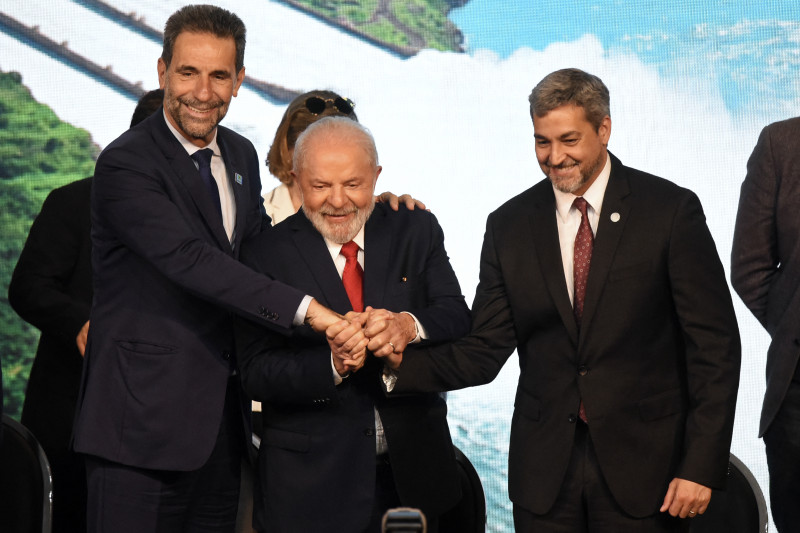 Com Verri (e) e Benitez (d), Lula exaltou relações entre Brasil e Paraguai