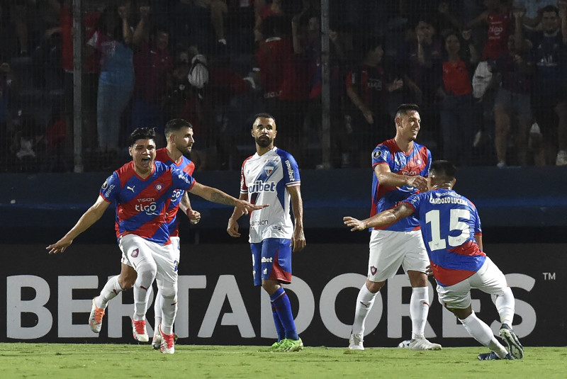 Equipe paraguaia venceu o time cearense com gols de Carrizo e Aquino, indo à fase de grupos do torneio