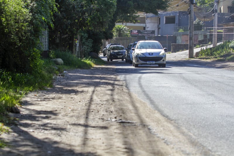 Nas áreas em que não ocorrerá o alargamento, não serão instalados meio-fio, e a população seguirá tendo que caminhar por trechos irregulares 