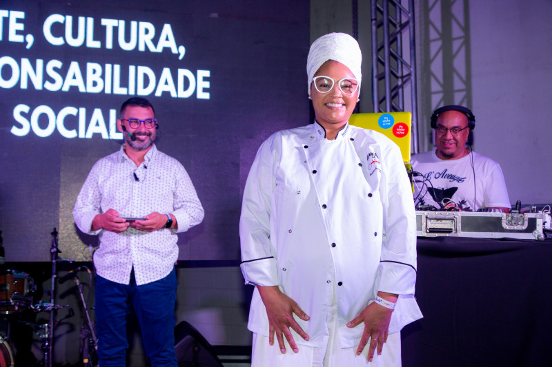 Anderson Caruso apresentou a chef Angela Barcelos