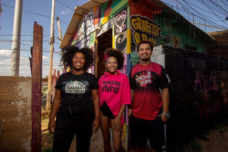 O Festival, que acontece em abril, vai trazer o melhor da cultura do Hip Hop e tem inscrições até sábado (25). Idealizadores do projeto, Mariana Marmontel (centro)  e Felipe Deds (D) se unem à Negra Jaque (E) para fortalecer a comunidade do Morro da Cruz.