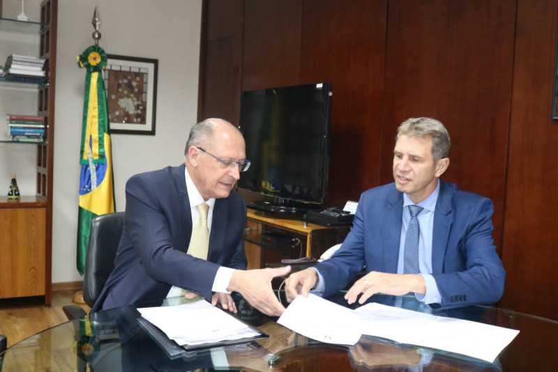 Secretário  Ernani Polo e ministro Geraldo Alckmin debateram política de reindustrialização