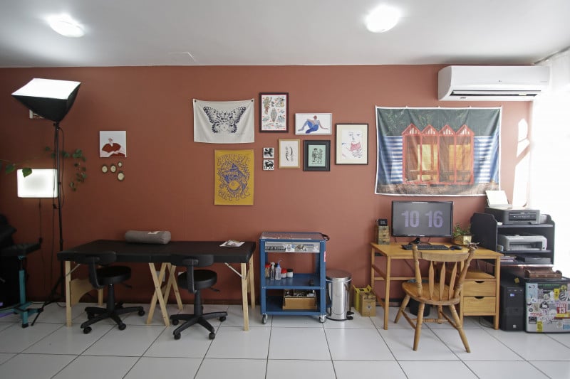 O neg&oacute;cio busca ser um espa&ccedil;o que esbanja arte e une as personalidades dos tr&ecirc;s artistas Foto: LUIZA PRADO/JC