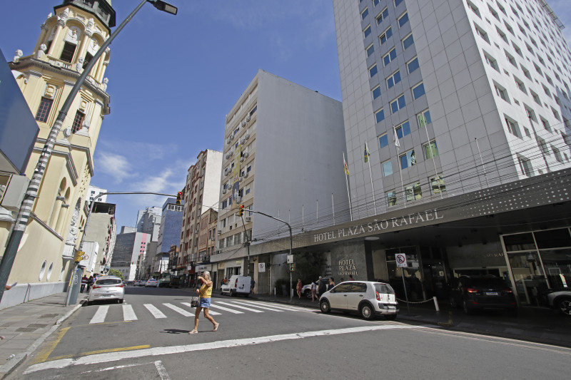 {'nm_midia_inter_thumb1':'https://www.jornaldocomercio.com/_midias/jpg/2023/03/16/206x137/1_lp_160323___plaza__5_-10152544.jpg', 'id_midia_tipo':'2', 'id_tetag_galer':'', 'id_midia':'64132d38c67dc', 'cd_midia':10152544, 'ds_midia_link': 'https://www.jornaldocomercio.com/_midias/jpg/2023/03/16/lp_160323___plaza__5_-10152544.jpg', 'ds_midia': 'Fachada do Plaza São Rafael', 'ds_midia_credi': 'LUIZA PRADO/JC', 'ds_midia_titlo': 'Fachada do Plaza São Rafael', 'cd_tetag': '1', 'cd_midia_w': '800', 'cd_midia_h': '533', 'align': 'Left'}