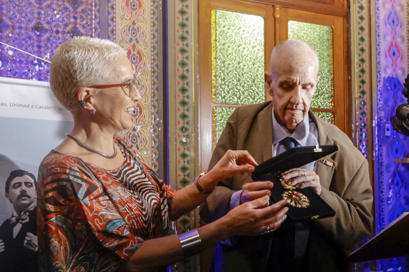 Beatriz Araujo entrega  Medalha dos 100 anos do Prédio da Biblioteca, ao escritor Carlos Nejar, no Salão Mourisco da Biblioteca Pública do Estado