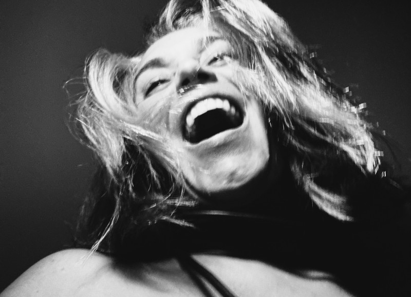 Canções para suportar o Caos traz composições da artista e outros clássicos na Sala Lewgoy da Assembleia Legislativa