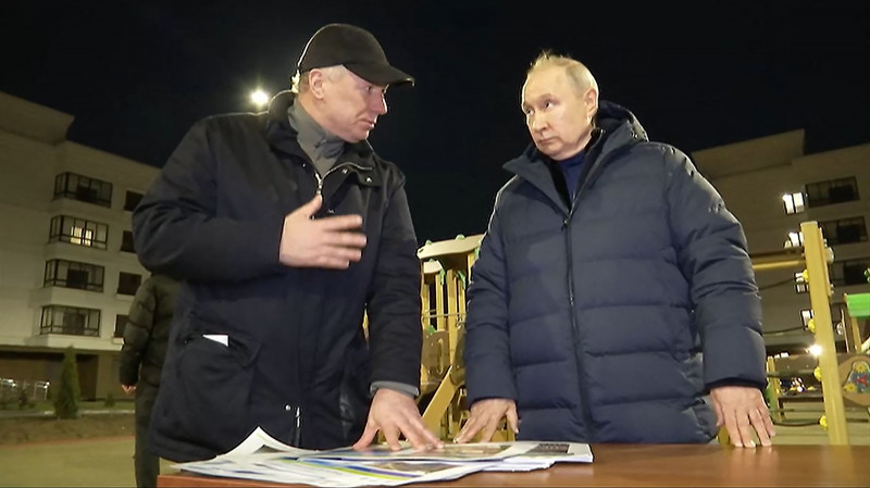 Putin foi informado sobre os esforços de reconstrução pelo vice-primeiro-ministro, Marat Khusnullin